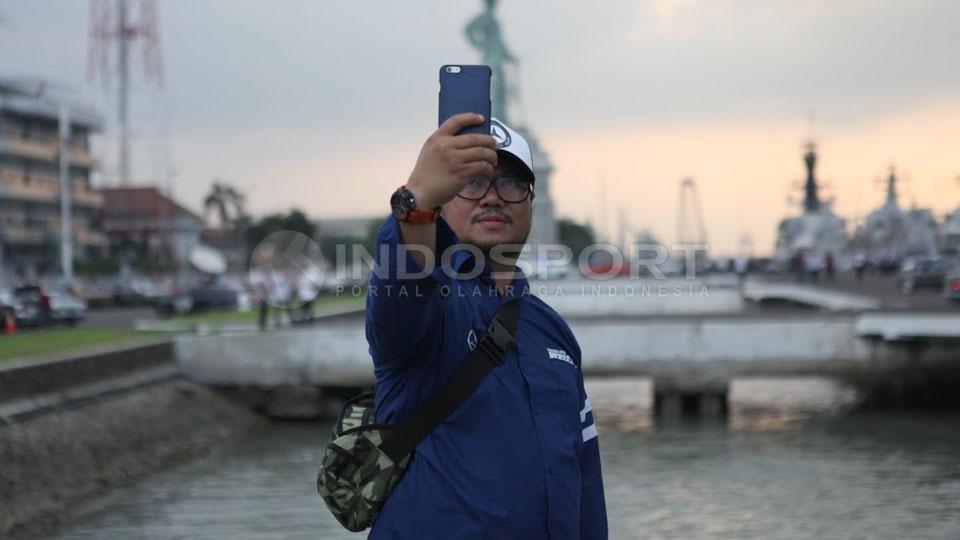 Salah satu peserta jambore nasional komunitas Mercedes-Benz INA melakukan selfie di Pangkalan TNI Armada Timur Tanjung Perak, Surabaya.